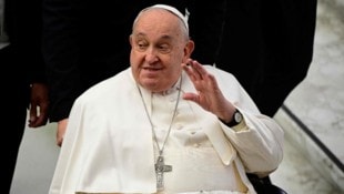 Sorgen in Rom: Der kranke Papst Franziskus erlitt zwei schwere Atemkrisen. (Bild: AFP/TIZIANA FABI)