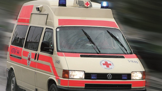 Der verletzte Maschinfahrer wurde ins Spital eingeliefert (Symbolbild) (Bild: Rotes Kreuz)