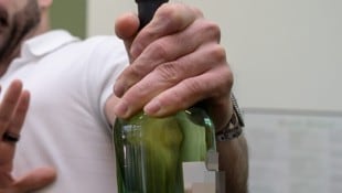 Als der Radfahrer zum Alkotest aufgefordert wurde, nahm er einen kräftigen Schluck (Symbolfoto).