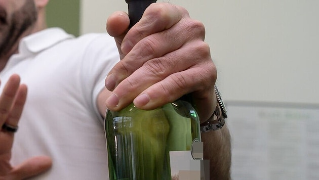 Als der Radfahrer zum Alkotest aufgefordert wurde, nahm er einen kräftigen Schluck (Symbolfoto).