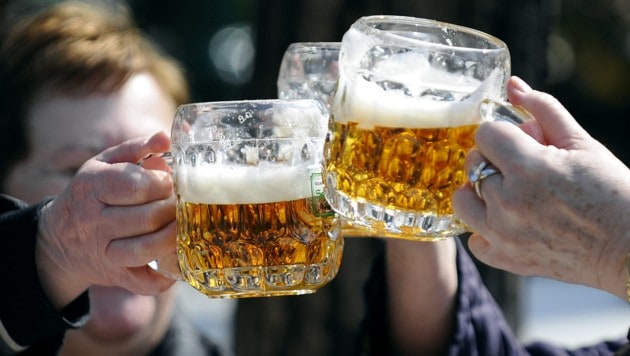 Na Prost! Der goldbraune Tropfen könnte bald die Schmerzgrenze erreichen.  (Bild: APA/HANS KLAUS TECHT)