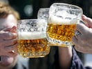 Na Prost! Der goldbraune Tropfen könnte bald die Schmerzgrenze erreichen.  (Bild: APA/HANS KLAUS TECHT)