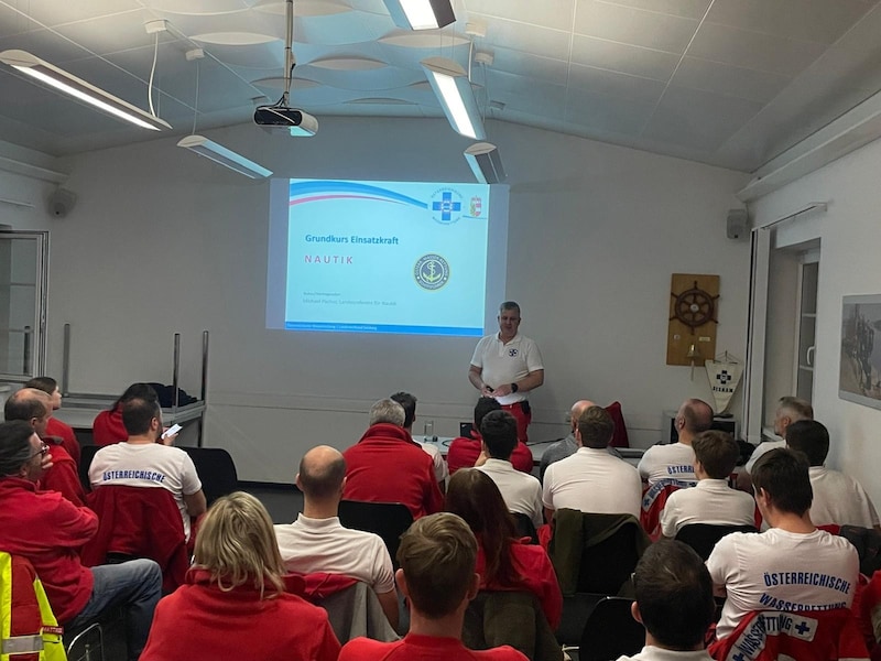 A wide range of topics had to be learned during the training. (Bild: Wasserrettung Salzburg)