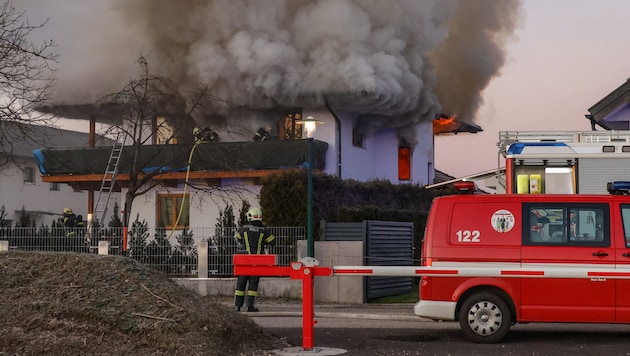 The flames were already shooting out of the windows. (Bild: Matthias Lauber/laumat.at)