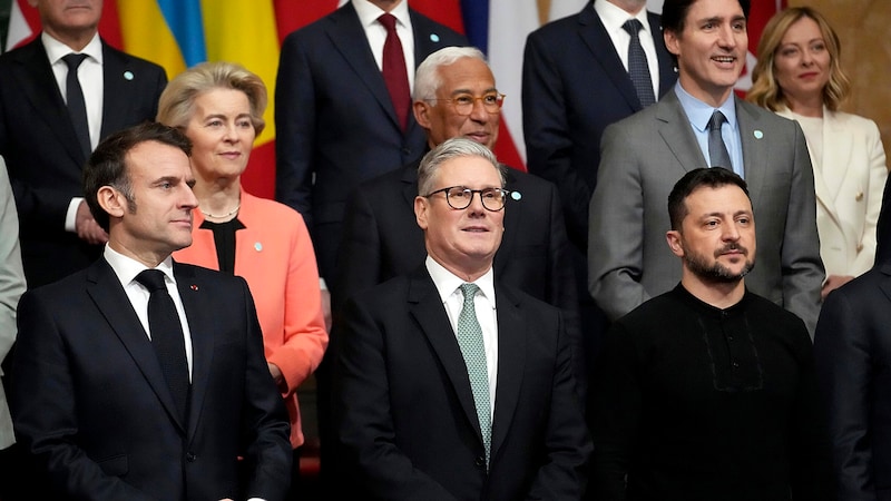 Wolodymyr Selenskyj mit seinen euroäischen Verbündeten Ursula von der Leyen, Emmanuel Macron, Keir Starmer, Justin Trudeau, Giorgia Meloni und António Costa beim Sondergipfel in London (Bild: AP)