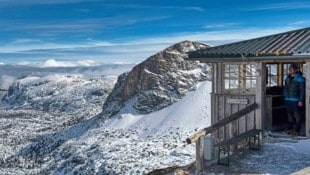 Simonyhütte-Wirte Christoph Mitterer ist auch im Winter für Bergsteiger, Skitourengeher und Schneeschuhwanderer da.  (Bild: Wallner Hannes)