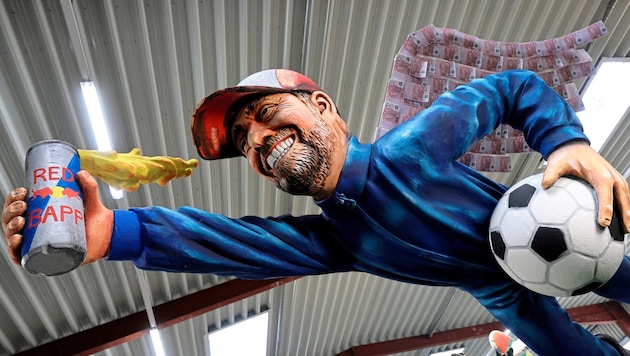 The Mainz Carnival Club mocks Jürgen Klopp during the Rose Monday parade. (Bild: EPA)