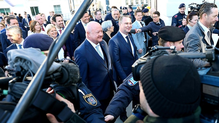 Sichtlich gut gelaunte künftige Regierungspartner beim Eintreffen in der Hofburg