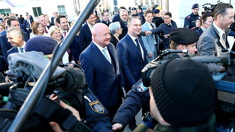 Visibly cheerful future government partners arriving at the Hofburg (Bild: APA/TOBIAS STEINMAURER)