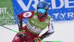 Marco Schwarz kämpft im Slalom um den Anschluss. (Bild: Giovanni Auletta)