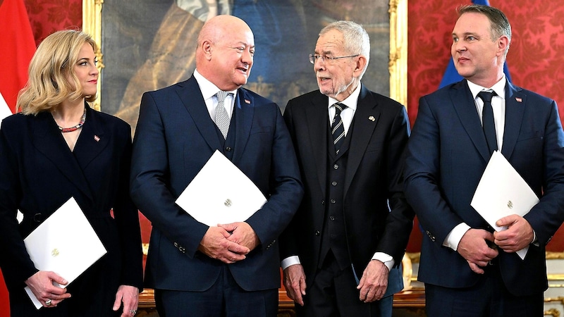 Federal President Alexander Van der Bellen was "very pleased" that everyone had jumped over their shadows during the negotiations. (Bild: APA/ROLAND SCHLAGER)