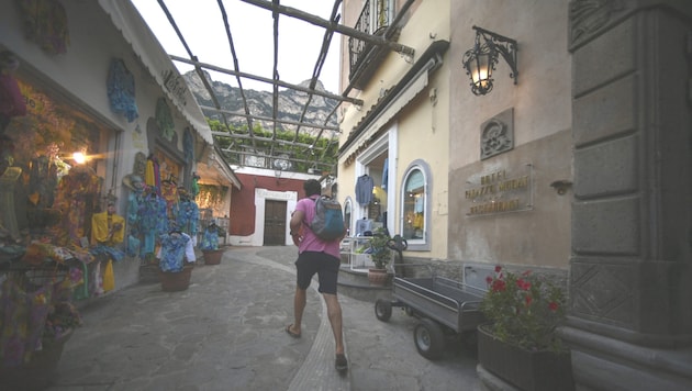 A US tourist not only fell in love with the Italian Amalfi Coast on her trip - but also with the travel guide (symbolic image). (Bild: AFP/Filippo MONTEFORTE)