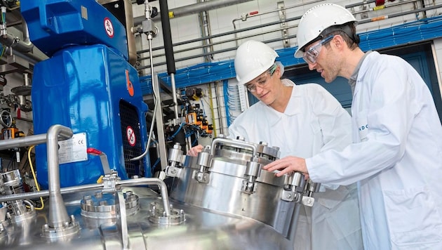 Plant manager Stephanie Jedner with one of the employees at the Kundl site. (Bild: Sandoz/Martin Vandory)