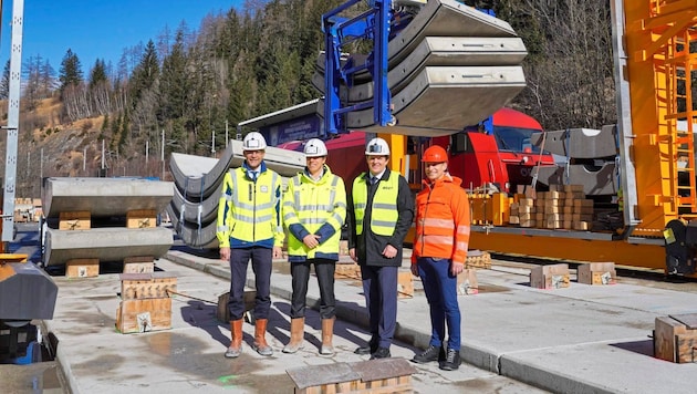 BBT board member Martin Gradnitzer, Porr board member Jürgen Raschendorfer, regional transport councillor René Zumtobel and RCG board member Christoph Grasl (from left) at the site inspection. (Bild: ÖBB/Sailerbrothers)