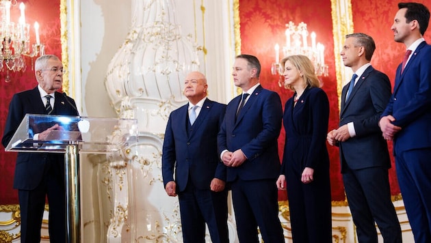 Federal President Alexander Van der Bellen (left) pledges the new government. Pictured: Federal Chancellor Stocker (ÖVP), Chancellor Babler (SPÖ), Foreign Minister Meinl-Reisinger (NEOS), Economics Minister Hattmannsdorfer (ÖVP) and Education Minister Wiederkehr (NEOS). (Bild: Eva Manhart)