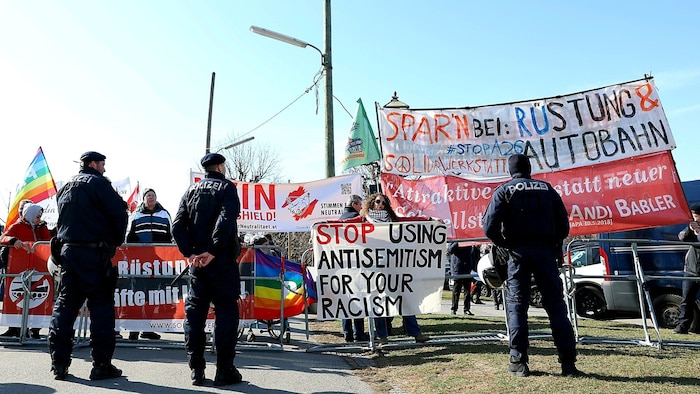 Die neu angelobte Regierung wurde von einer kleinen Gruppe an Demonstranten am Ballhausplatz ...