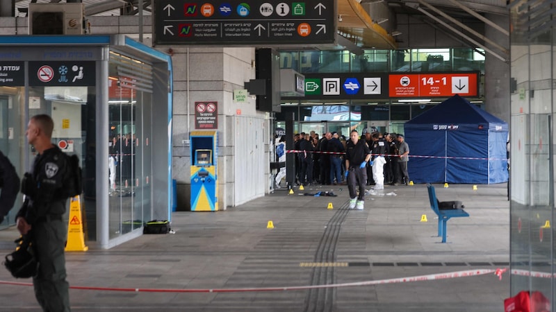 Der Tatort am Busbahnhof nach dem Anschlag (Bild: MENAHEM KAHANA)