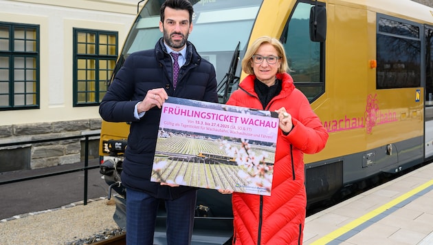 Weichenstellung: Landeshauptfrau Johanna Mikl-Leitner und Landesvize Udo Landbauer präsentieren kürzlich das neue „Frühlingsticket Wachau“. (Bild: NLK Burchhart)