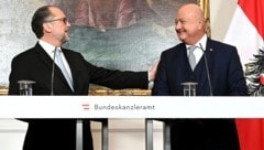 Alexander Schallenberg übergibt seine Kanzler-Agenden an Christian Stocker. (Bild: APA/HELMUT FOHRINGER)