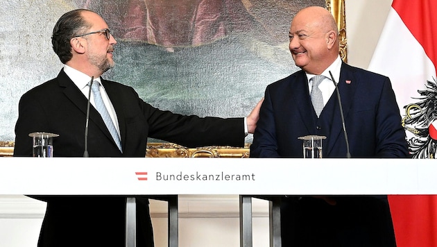 Alexander Schallenberg übergibt seine Kanzler-Agenden an Christian Stocker. (Bild: APA/HELMUT FOHRINGER)