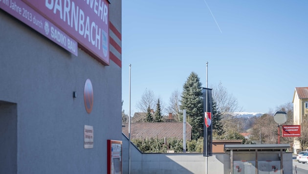 Vor dem Bärnbacher Rüsthaus hängt die schwarze Flagge. (Bild: Jürgen Fuchs)