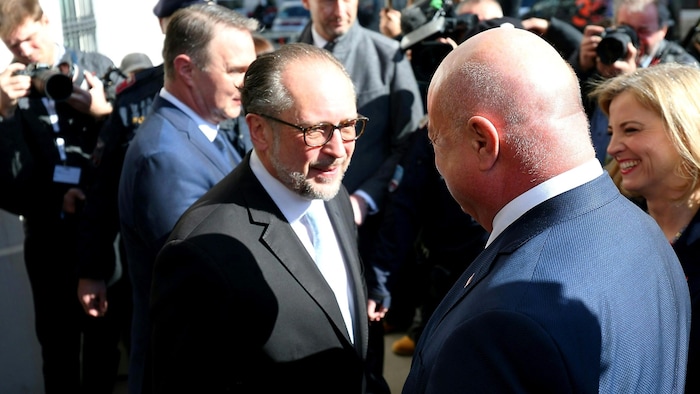„Es ist ein gutes Gefühl, dieses Amt dir übergeben zu dürfen“, meinte Alexander Schallenberg zu ...