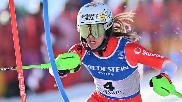 Camille Rast muss nach ihrem Sturz ins Ziel von Sestriere jetzt um ihr Antreten am Wochenende in Aare bangen. (Bild: APA/AFP/Fabrice COFFRINI)