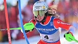 Camille Rast muss nach ihrem Sturz ins Ziel von Sestriere jetzt um ihr Antreten am Wochenende in ...