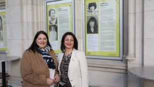 Frauenstadträtin Kathrin Gaál (li.) und Kulturstadträtin Veronica Kaup-Hasler enthüllten am Montag die zwei neu dazugekommenen Pionierinnen Judith Deutsch-Haspel und Friederike Mayröcker. (Bild: Jöchl Martin)