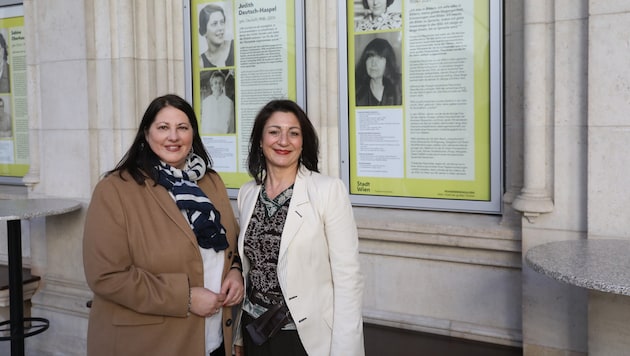 Frauenstadträtin Kathrin Gaál (li.) und Kulturstadträtin Veronica Kaup-Hasler enthüllten am Montag die zwei neu dazugekommenen Pionierinnen Judith Deutsch-Haspel und Friederike Mayröcker. (Bild: Jöchl Martin)