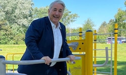 Am Spielplatz für Erwachsene: Der amtierende SPÖ-Bezirkschef Ernst Nevrivy ist ins Straucheln ...