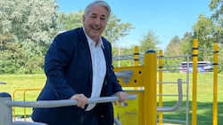 Am Spielplatz für Erwachsene: Der amtierende SPÖ-Bezirkschef Ernst Nevrivy ist ins Straucheln ...