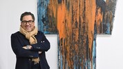 Unter dem Namen Gustav Furmentum malt Gerhard Pesendorfer selbst Werke, etwa das Kreuz am Foto ...