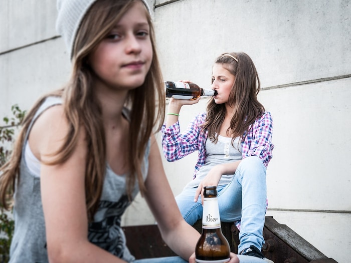 Mädchen trinken oft aus emotionalen Gründen.