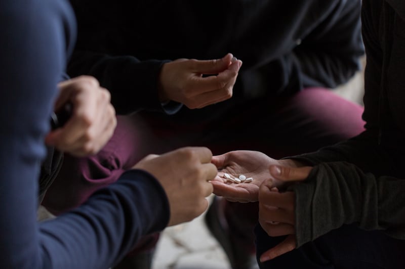 Bei Medikamenten greifen Burschen tendenziell zu Suchtmitteln zur Leistungssteigerung, Mädchen bevorzugen Beruhigungspillen. (Bild: Syda Productions - stock.adobe.com)