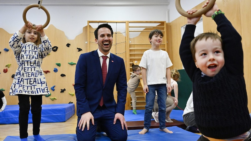 Der neue Bildungsminister Christoph Wiederkehr bei seinem Besuch in einem Kindergarten (Bild: APA/HANS KLAUS TECHT)