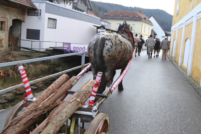 Mit dem Pferde- fuhrwerk geht’s in die Stadt, wo Stücke vom Stamm abgesägt werden. Der Bloch ...