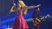 Dieses Dirndl kam Musikstar Melissa Naschenweng beim Bauernbundball in der Grazer Stadthalle ...