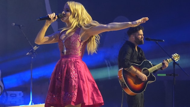 Dieses Dirndl kam Musikstar Melissa Naschenweng beim Bauernbundball in der Grazer Stadthalle abhanden. (Bild: Pail Sepp)