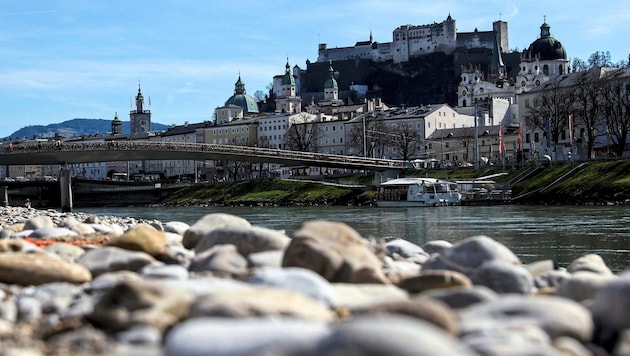 Niedriger Salzach-Pegelstand aufgrund der anhaltenden Trockenheit. (Bild: Tröster Andreas)