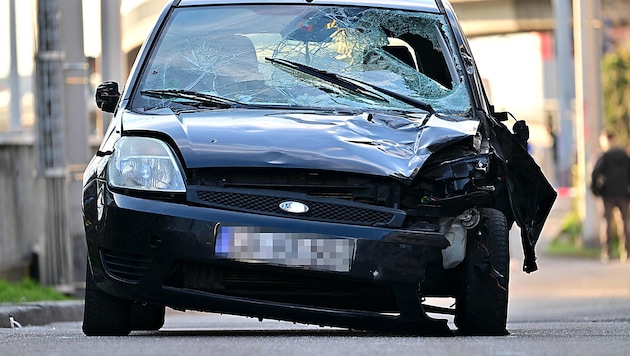 The completely demolished black Ford Fiesta of the 40-year-old driver of death (Bild: AFP/THOMAS LOHNES)