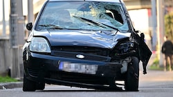 Der vollkommen demolierte schwarze Ford Fiesta des 40-jährigen Todeslenkers (Bild: AFP/THOMAS LOHNES)