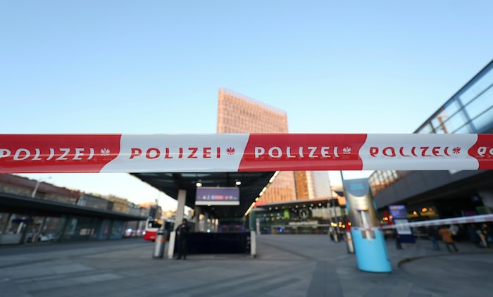Der gesamte Bereich musste von den Einsatzkräften abgesperrt werden. Eine Durchsuchung des Areals verlief negativ. 