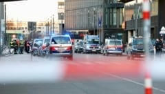 Der Wiener Hauptbahnhof musste Montagnachmittag evakuiert werden. Grund dafür war eine eingehende Drohung. (Bild: APA/TOBIAS STEINMAURER)