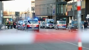 Der Wiener Hauptbahnhof musste Montagnachmittag evakuiert werden. Grund dafür war eine eingehende Drohung. (Bild: APA/TOBIAS STEINMAURER)