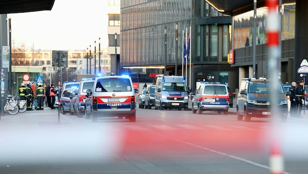 Der Wiener Hauptbahnhof musste Montagnachmittag evakuiert werden. Grund dafür war eine eingehende Drohung. (Bild: APA/TOBIAS STEINMAURER)