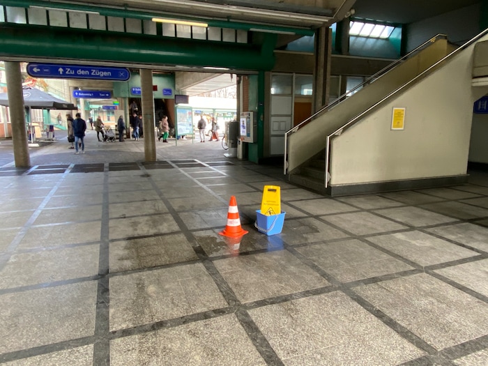 Der alte Bahnhof: Hier tropft es sogar vom Dach, wenn es nicht regnet.