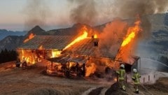 Am Montagabend stand in Schlitterberg ein Bauernhof in Vollbrand. (Bild: ZOOM Tirol)