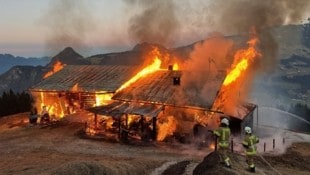 Am Montagabend stand in Schlitterberg ein Bauernhof in Vollbrand. (Bild: ZOOM Tirol)