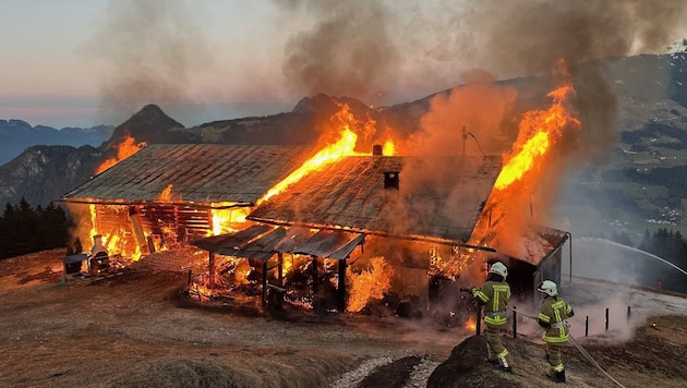 On Monday evening, a farmhouse in Schlitterberg caught fire. (Bild: ZOOM Tirol)